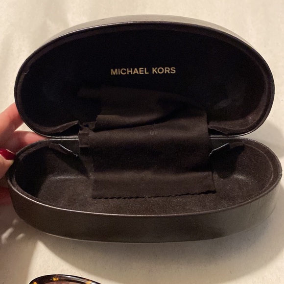 Michael Kors sunglasses with case, tortoise shell frames, brown lens. - Picture 5 of 5